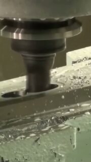 Broca assimétrica desequilibra na entrada, e é ali que nasce o furo fora de tolerância.
A CoroDrill® 880 resolve isso na origem.
✔️ Step Technology: entrada passo a passo, com menores forças de corte e tolerâncias de furo mais estreitas
✔️ Geometria Wiper para melhor acabamento superficial ou avanços mais altos
✔️ Duas ou quatro arestas de corte conforme o diâmetro, com canais otimizados para escoamento acelerado de cavaco
✔️ Mesma ferramenta faz furação, furação escalonada e com chanfro, interpolação helicoidal, mandrilamento, mergulho e torneamento
Diâmetros de 12 a 84 mm, profundidade de 2 a 5 x D, para aços, inoxidáveis, ferros fundidos, não ferrosos, superligas, aços endurecidos e titânio.
Uma ferramenta a menos no estoque. Uma operação a mais na máquina.
👉 Sua linha de furação ainda precisa de uma ferramenta para cada operação?
Conte com a Niarthec.
#SandvikCoromant #CoroDrill880 #Furação #PastilhasIntercambiáveis #Niarthec